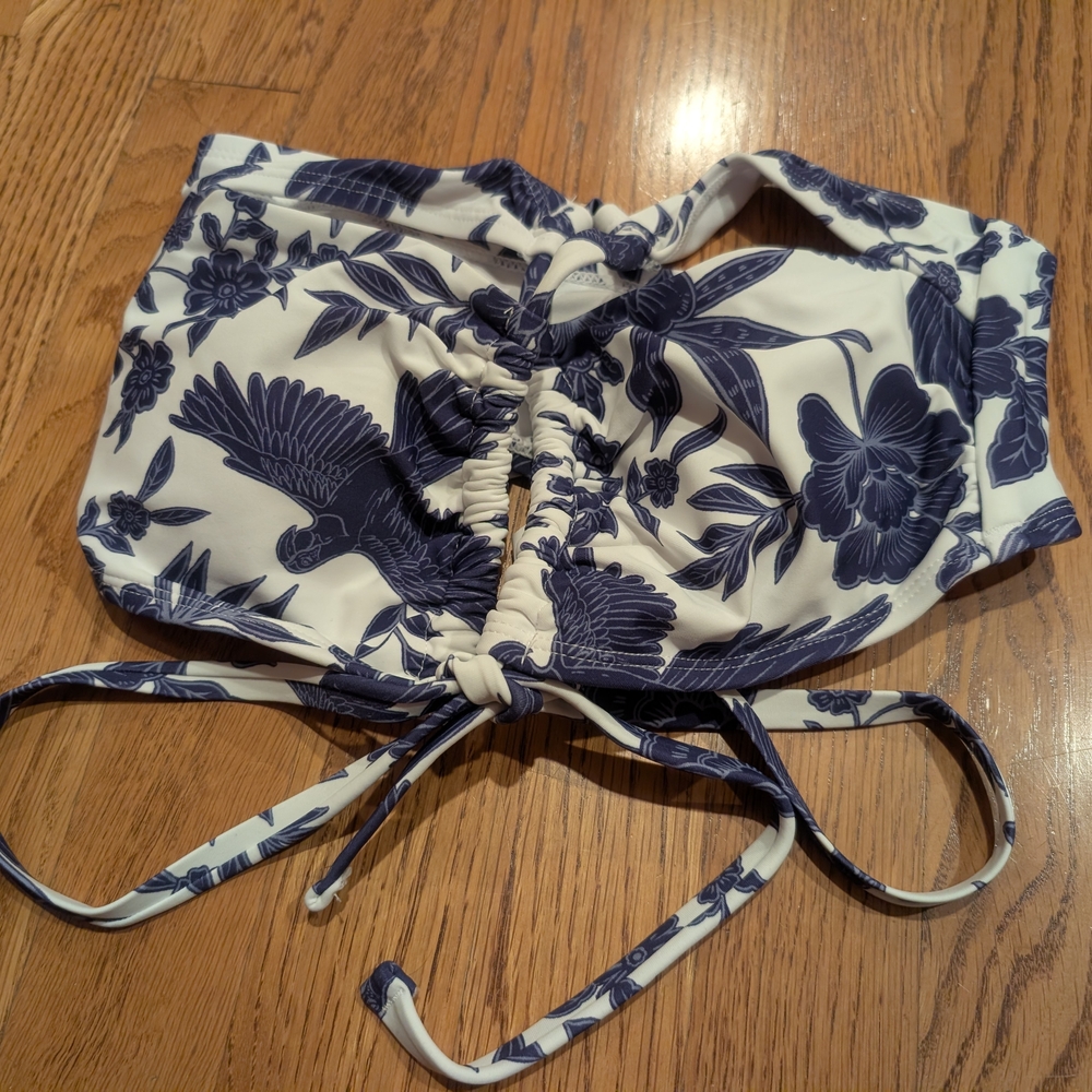 (NWT) Cupshe Navy and White Floral Bikini Top